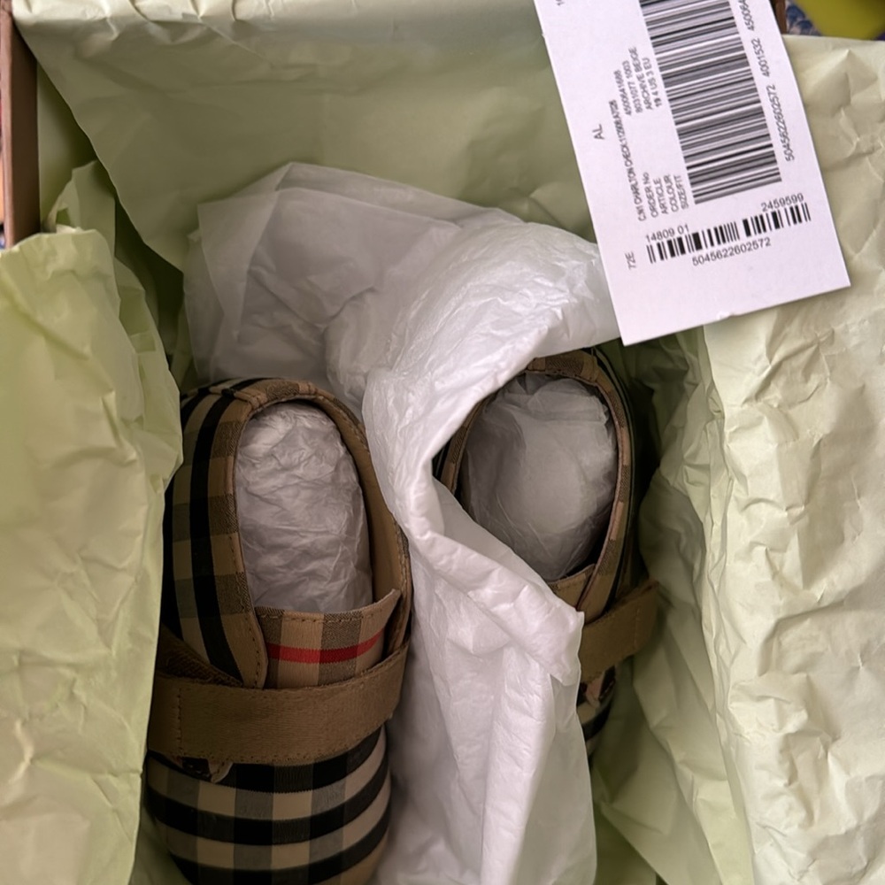 Euro 19 US 4 UK 3. Unisex Burberry shoes - Picture 2 of 7